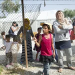 «Πιο αυστηρά κριτήρια ανηλικότητας στους αιτούντες άσυλο» – Τι αναφέρουν σε κοινό δελτίο τα Υπουργεία Μετανάστευσης & Ασύλου και Υγείας