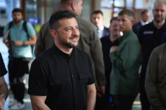 «Ας έρθει στο Κίεβο» ο Ζελένσκι χαρακτηρίζει τρομοκράτη τον Πούτιν και χλευάζει τις ρωσικές απαιτήσεις.