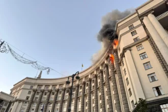 Για πρώτη φορά χτυπήθηκε Ουκρανικό κυβερνητικό κτίριο στο Κίεβο στην μεγαλύτερη εναέρια επίθεση της Ρωσίας από την αρχή του πολέμου