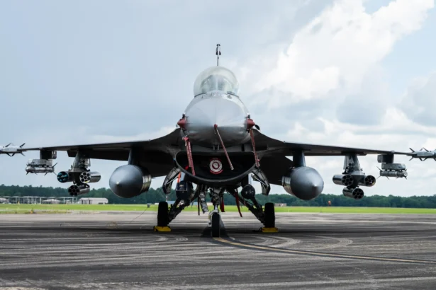 Δίνοντας πνοή στα F-16 Block 30 της ΠΑ: Φορέας APKWS και Test Bed για ελληνικά όπλα με νέους ρόλους