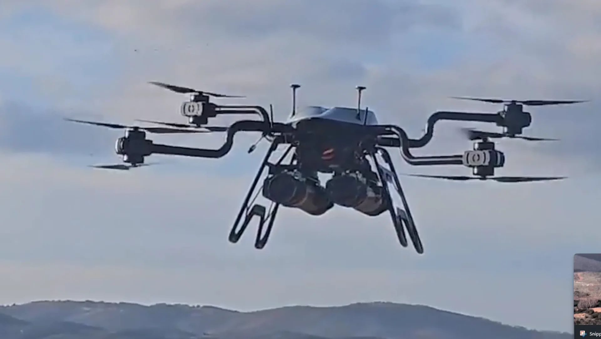 To Drone «ΚΕΡΒΕΡΟΣ» της ALTUS έδειξε τα δόντια του σε άσκηση του ΕΣ φορτωμένο με 2 αντιαρματικούς AKERON MP + Βίντεο