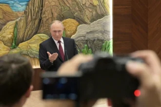 Σκληρό μήνυμα Πούτιν για Ουκρανία: «Ανοιχτός» σε ειρήνη, «Ας πολεμήσουν ως τον τελευταίο Ουκρανό» - Σχολιασμός για ΗΠΑ