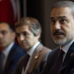 Διπλωματία «à la carte»: Ο Χακάν Φιντάν διδάσκει στους Αμερικανούς πώς να μην προκαλέσουν... «δυσπεψία» στο Ιράν