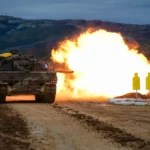 Άρμα μάχης Leopard 2 του Ελληνικού Στρατού κατά τη διάρκεια βολής με το κύριο πυροβόλο του.