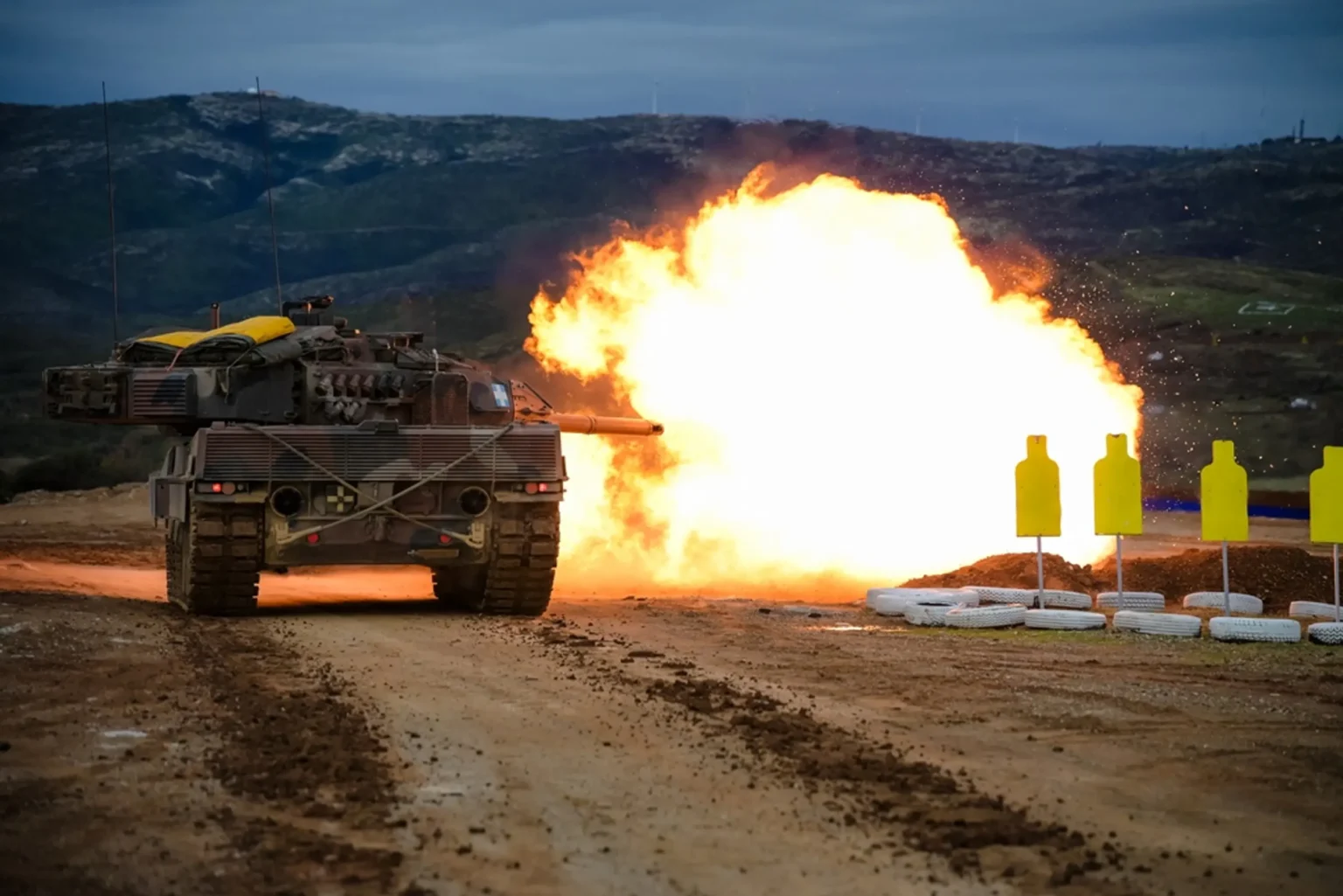 Άρμα μάχης Leopard 2 του Ελληνικού Στρατού κατά τη διάρκεια βολής με το κύριο πυροβόλο του.