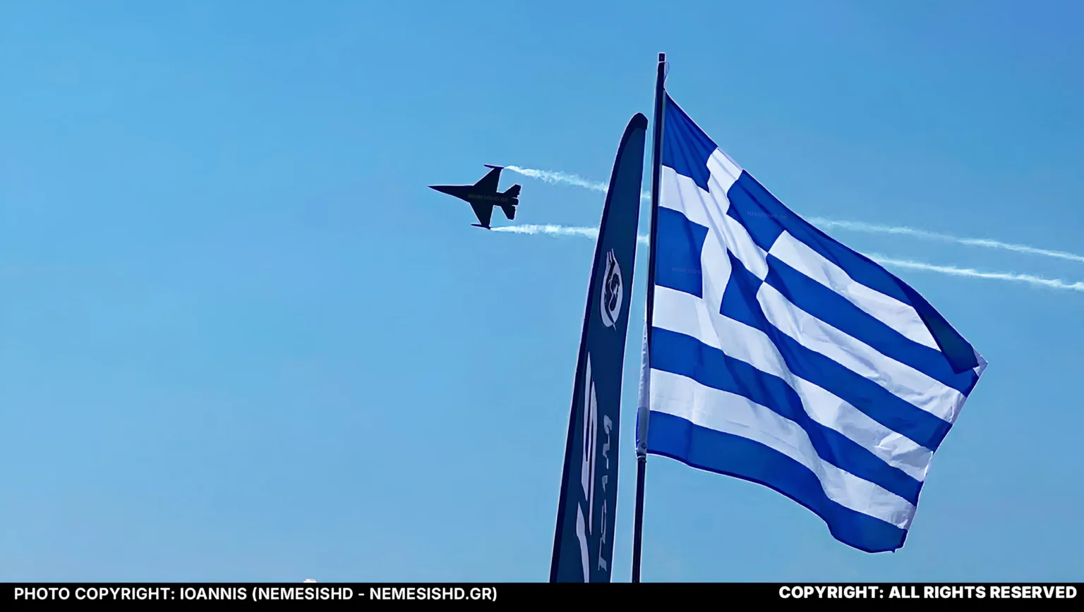 Ελληνικό F-16 πίσω από Ελληνική σημαία - Φωτογραφία copyright: ΙΩΑΝΝΗΣ (IOANNIS - NEMESISHD.GR - NEMESIS HD) ALL RIGHTS RESERVED