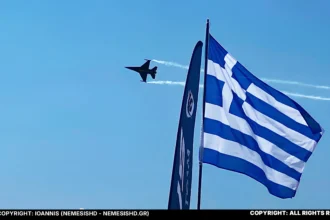 Ελληνικό F-16 πίσω από Ελληνική σημαία - Φωτογραφία copyright: ΙΩΑΝΝΗΣ (IOANNIS - NEMESISHD.GR - NEMESIS HD) ALL RIGHTS RESERVED