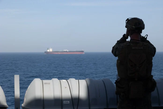 Τι στην ευχή συμβαίνει με τα Στενά του Ορμούζ τελικά;