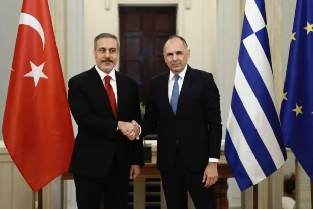 «Δεν οφείλουμε εξηγήσεις» απαντά η Αθήνα στην Τουρκία μετά της δηλώσεις Φιντάν για «περικύκλωση της Τουρκίας»