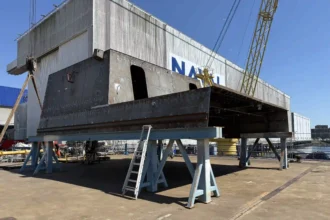 Το ελληνικό αποτύπωμα στην καρδιά των FDI: Έφτασε στο Λοριάν το τμήμα του «Θεμιστοκλή» από τα Ναυπηγεία Σαλαμίνας