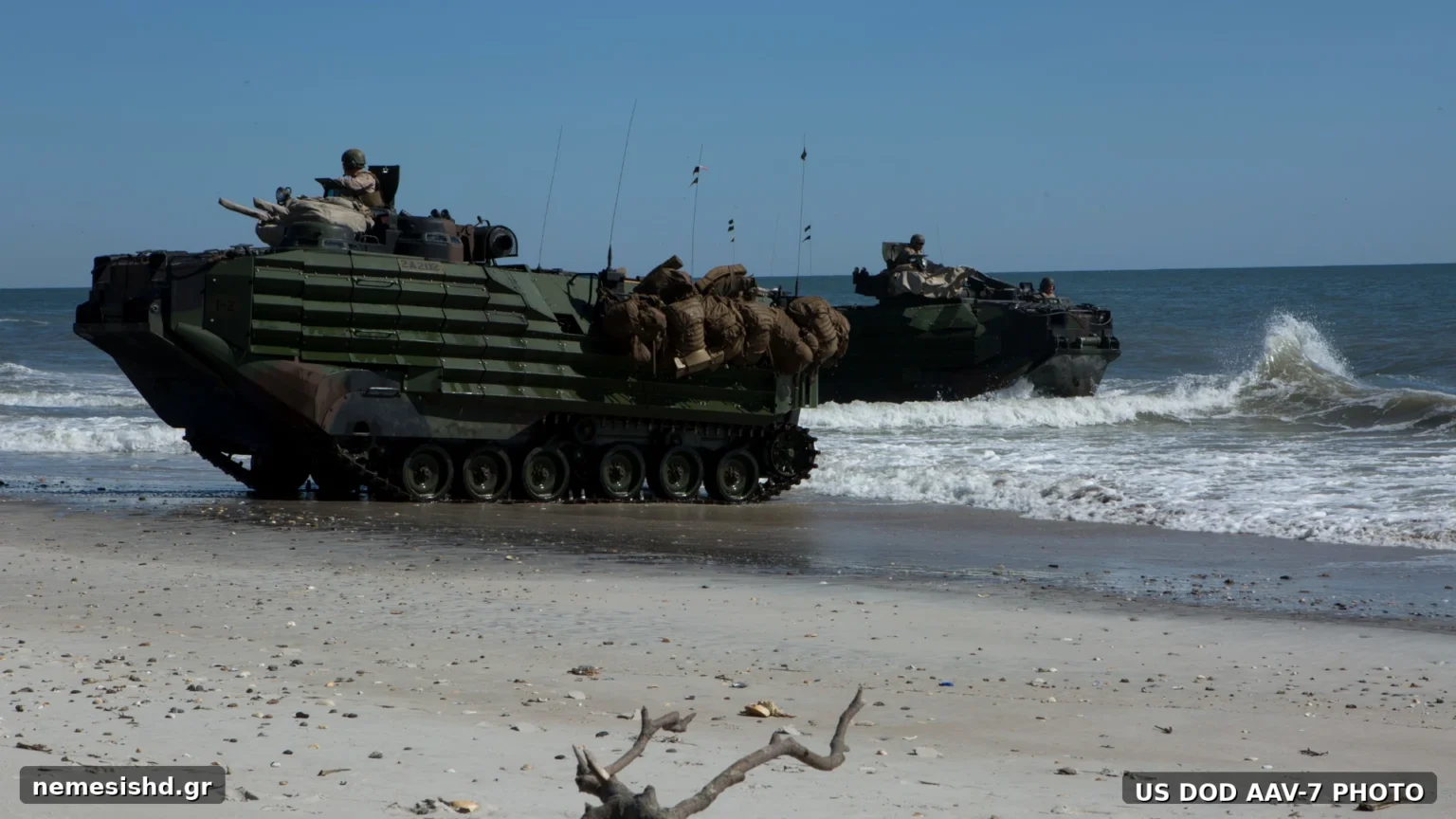 AAV-7 των Αμερικανών Πεζοναυτών σε αμφίβια απόβαση