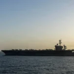 Αμερικανικό αεροπλανοφόρο εν πλω με αεροσκάφη στο κατάστρωμα