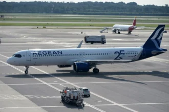 Αεροσκάφος Airbus A321neo της AEGEAN, με νηολόγιο SX-NAM, τροχοδρομεί σε διάδρομο αεροδρομίου