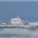 Το κινεζικό αεροπλανοφόρο Liaoning με αριθμό νηολογίου 16 και μαχητικά στο κατάστρωμα, φωτογραφημένο από την ιαπωνική Ναυτική Δύναμη Αυτοάμυνας