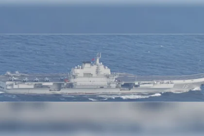 Το κινεζικό αεροπλανοφόρο Liaoning με αριθμό νηολογίου 16 και μαχητικά στο κατάστρωμα, φωτογραφημένο από την ιαπωνική Ναυτική Δύναμη Αυτοάμυνας