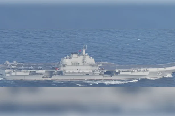 Το κινεζικό αεροπλανοφόρο Liaoning με αριθμό νηολογίου 16 και μαχητικά στο κατάστρωμα, φωτογραφημένο από την ιαπωνική Ναυτική Δύναμη Αυτοάμυνας