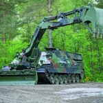 Το όχημα μηχανικού AEV 3 Kodiak με ανοιχτό τον αρθρωτό εκσκαφέα