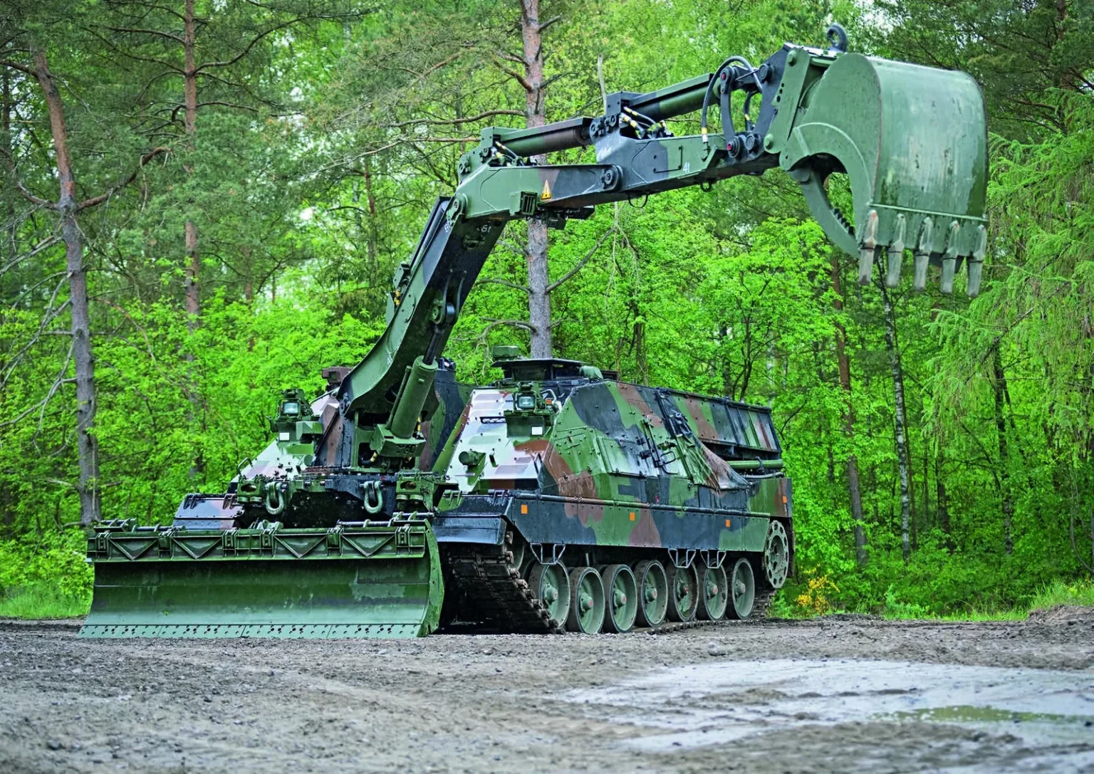 Το όχημα μηχανικού AEV 3 Kodiak με ανοιχτό τον αρθρωτό εκσκαφέα
