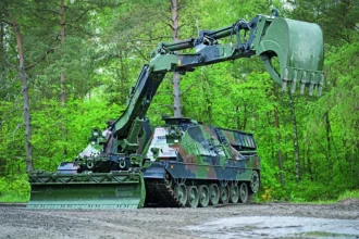 Το όχημα μηχανικού AEV 3 Kodiak με ανοιχτό τον αρθρωτό εκσκαφέα