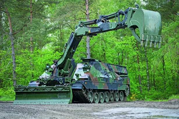 Το όχημα μηχανικού AEV 3 Kodiak με ανοιχτό τον αρθρωτό εκσκαφέα