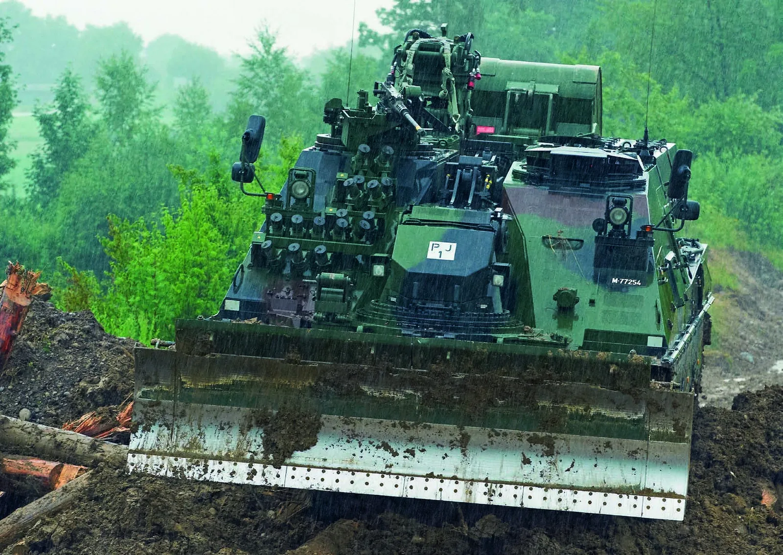 Το AEV 3 Kodiak σπρώχνει χώμα με τη λεπίδα dozer