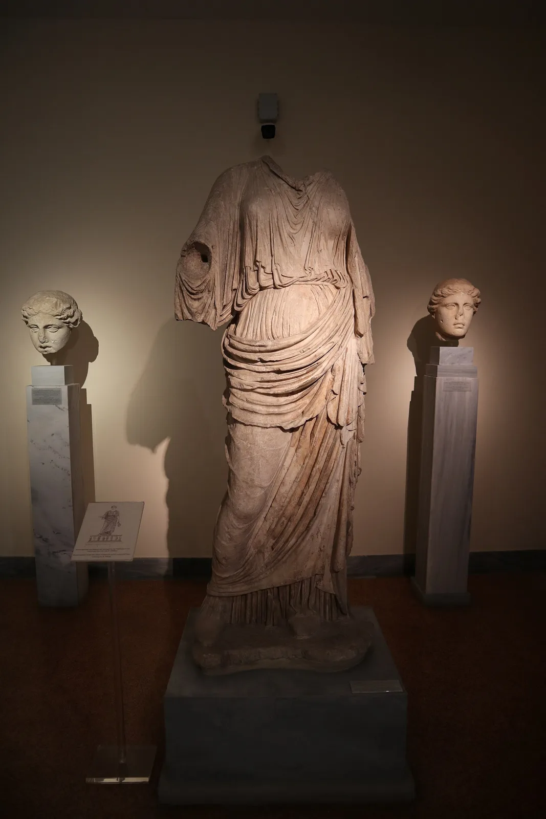 Ρωμαϊκό αντίγραφο του λατρευτικού αγάλματος της Νεμέσεως του Αγοράκριτου στο Εθνικό Αρχαιολογικό Μουσείο