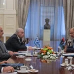 Ο Αγκίλα Σάλεχ και η λιβυκή αντιπροσωπεία απέναντι από την ελληνική αντιπροσωπεία με τον Νίκο Δένδια, με ελληνική και λιβυκή σημαία στο τραπέζι