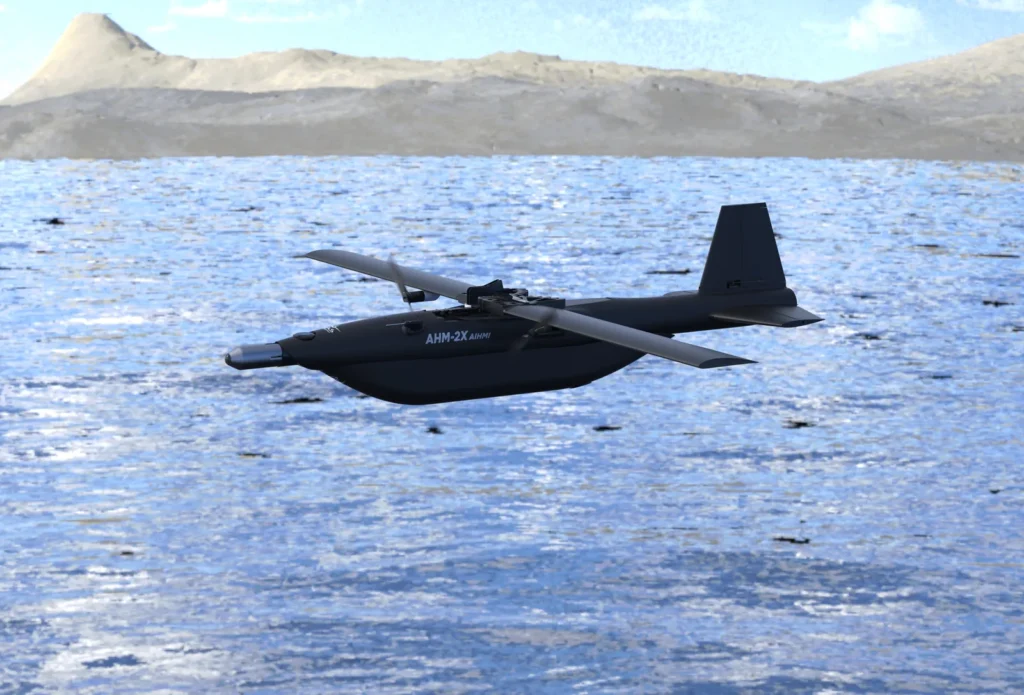 Το AHM-2X σε χαμηλή πτήση πάνω από θάλασσα