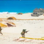 Αιγύπτιοι στρατιώτες με παραλλαγή κινούνται σε αμμώδες έδαφος κατά τη διάρκεια άσκησης