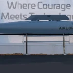 Γκρι βαλλιστικός πύραυλος με την επιγραφή AIR LORA εκτεθειμένος σε βάση πίσω από κορδόνι
