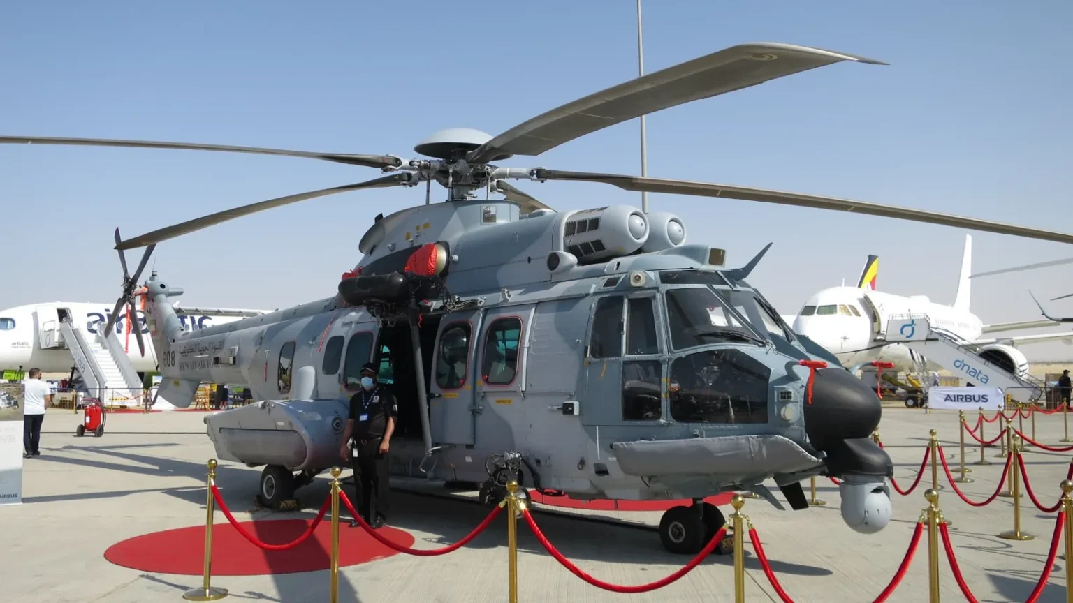 Στρατιωτικό ελικόπτερο Airbus H225M σε στατική έκθεση