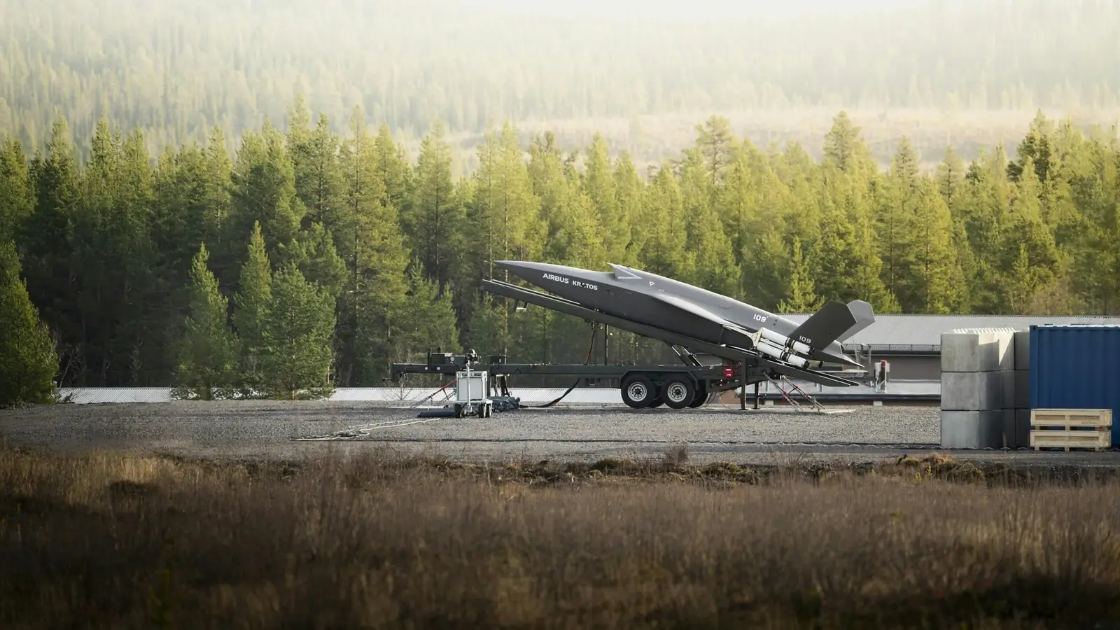 Το Airbus U740 Valkyrie πάνω στον εκτοξευτή ράγας σε ρυμουλκούμενο, μέσα σε δάσος στη Βόρεια Ευρώπη