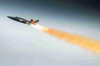 Το μη επανδρωμένο μαχητικό Airbus U740 Valkyrie εκτοξεύεται με πυραυλικό ενισχυτή κατά την πρώτη του πτήση στην Ευρώπη