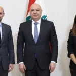 Ο Πρόεδρος του Λιβάνου Ζοζέφ Αούν με τον Γάλλο υπουργό Εξωτερικών Ζαν-Νοέλ Μπαρό και μέλος της γαλλικής αντιπροσωπείας στο προεδρικό μέγαρο