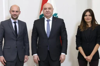 Ο Πρόεδρος του Λιβάνου Ζοζέφ Αούν με τον Γάλλο υπουργό Εξωτερικών Ζαν-Νοέλ Μπαρό και μέλος της γαλλικής αντιπροσωπείας στο προεδρικό μέγαρο