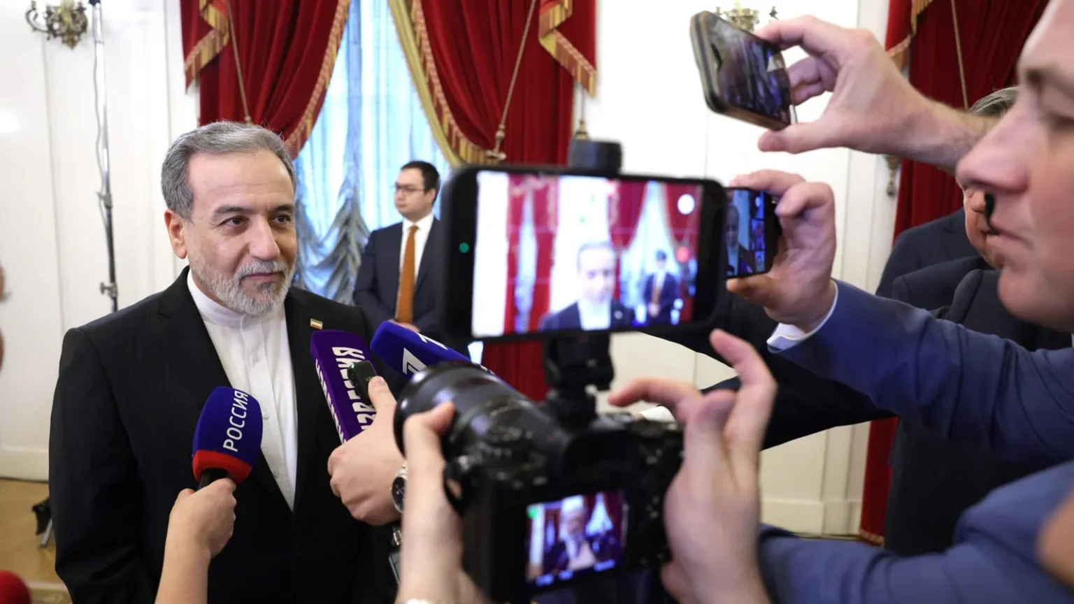 Ο Ιρανός υπουργός Εξωτερικών Αμπάς Αραγτσί σε συνάντηση στο Κρεμλίνο