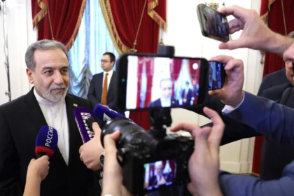 Ο Ιρανός υπουργός Εξωτερικών Αμπάς Αραγτσί σε συνάντηση στο Κρεμλίνο