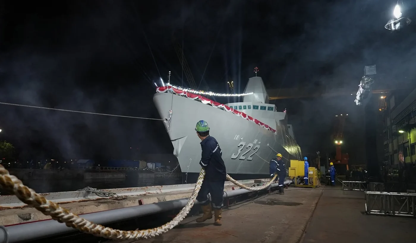 Η φρεγάτα KRI Balaputradewa (322), σχεδίασης Arrowhead 140, κατά την καθέλκυσή της στο ναυπηγείο PT PAL στη Σουραμπάγια