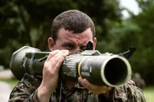 Στρατιώτης σκοπεύει με αντιαρματικό εκτοξευτή AT4