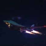 Βομβαρδιστικό B-1B Lancer απογειώνεται τη νύχτα με αναμμένους μετακαυστήρες