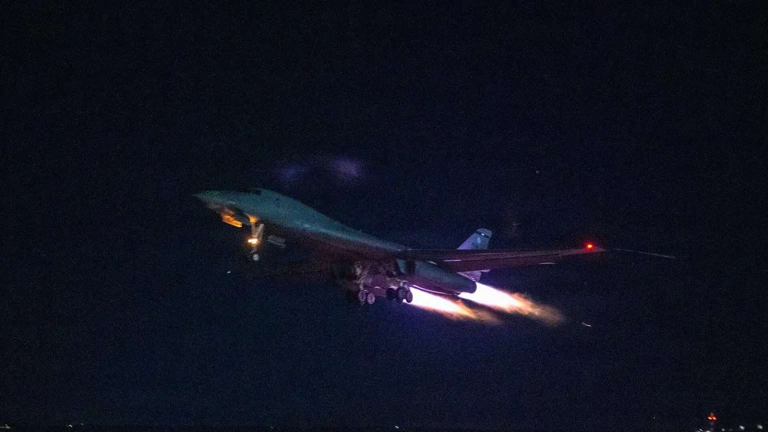 Βομβαρδιστικό B-1B Lancer απογειώνεται τη νύχτα με αναμμένους μετακαυστήρες