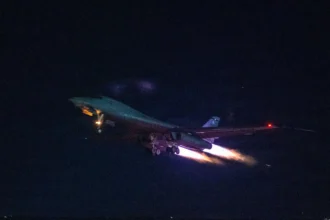 Βομβαρδιστικό B-1B Lancer απογειώνεται τη νύχτα με αναμμένους μετακαυστήρες