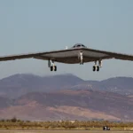 Το βομβαρδιστικό B-21 Raider απογειώνεται με βουνά στο βάθος