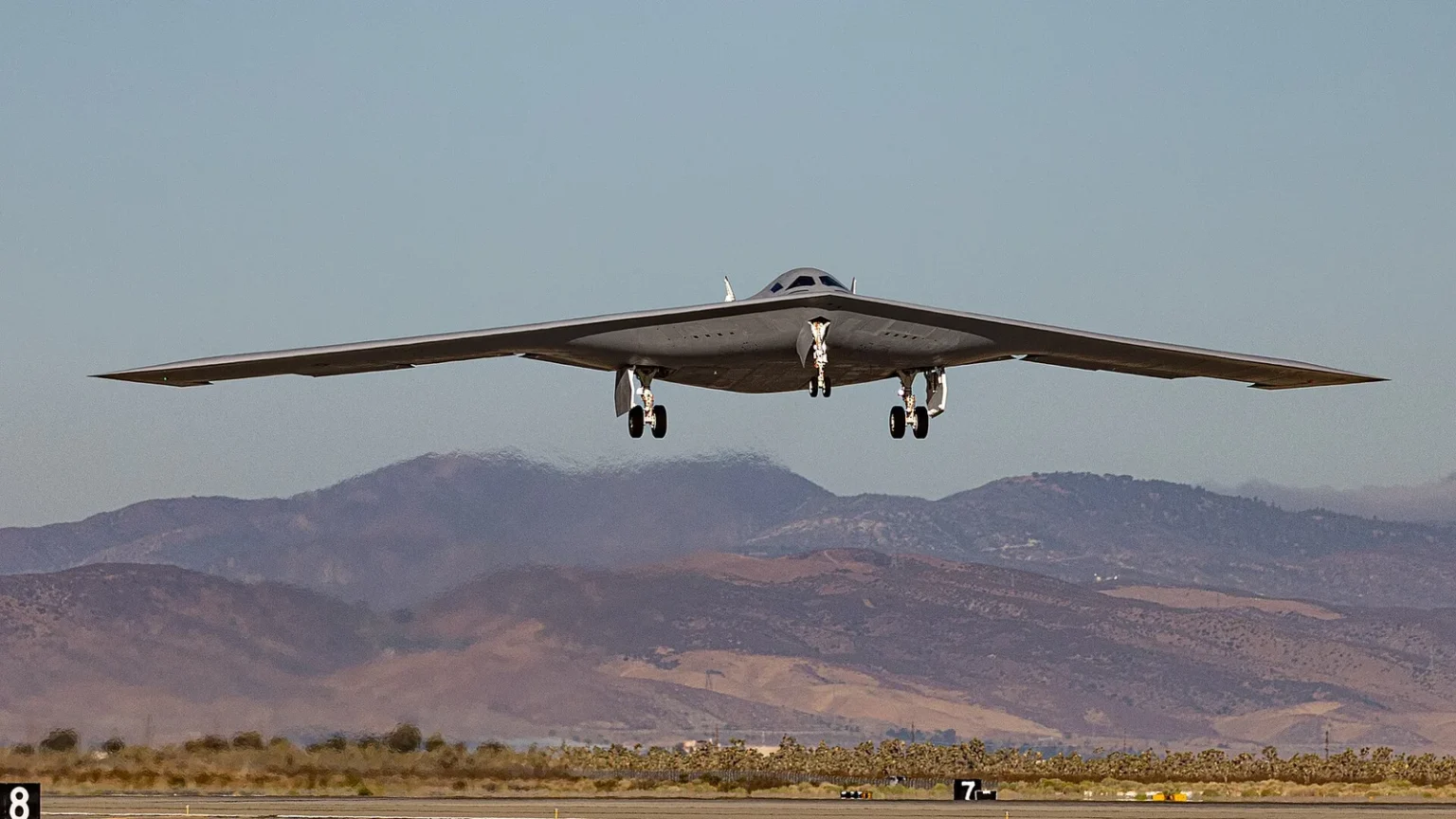 Το βομβαρδιστικό B-21 Raider απογειώνεται με βουνά στο βάθος