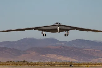 Το βομβαρδιστικό B-21 Raider απογειώνεται με βουνά στο βάθος