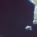 Δορυφορική εικόνα των Στενών του Μπαμπ ελ Μαντέμπ με το νησί Περίμ και τις ακτές της Υεμένης και της Αφρικής