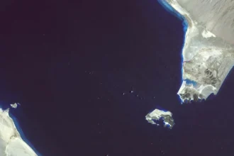Δορυφορική εικόνα των Στενών του Μπαμπ ελ Μαντέμπ με το νησί Περίμ και τις ακτές της Υεμένης και της Αφρικής