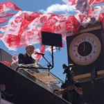 Ο Ντεβλέτ Μπαχτσελί μιλά από εξέδρα με ρολόι, ανάμεσα σε σημαιάκια του MHP, σε συγκέντρωση στην Άγκυρα
