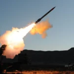 Εκτόξευση αναχαιτιστικού πυραύλου PAC-3 από εκτοξευτή Patriot κατά τη διάρκεια δοκιμής, στο λυκόφως
