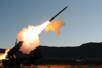 Εκτόξευση αναχαιτιστικού πυραύλου PAC-3 από εκτοξευτή Patriot κατά τη διάρκεια δοκιμής, στο λυκόφως